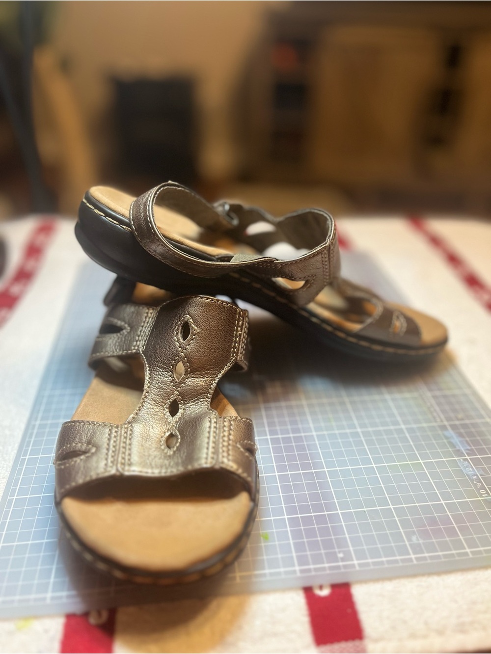 Clarks Cushion Soft, Size: 6, Metallic Bronze Leather Sandals - Picture 3 of 6